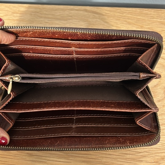 Montana Hudson Chestnut Brown Leather Wallet with tons of storage - Picture 8 of 15